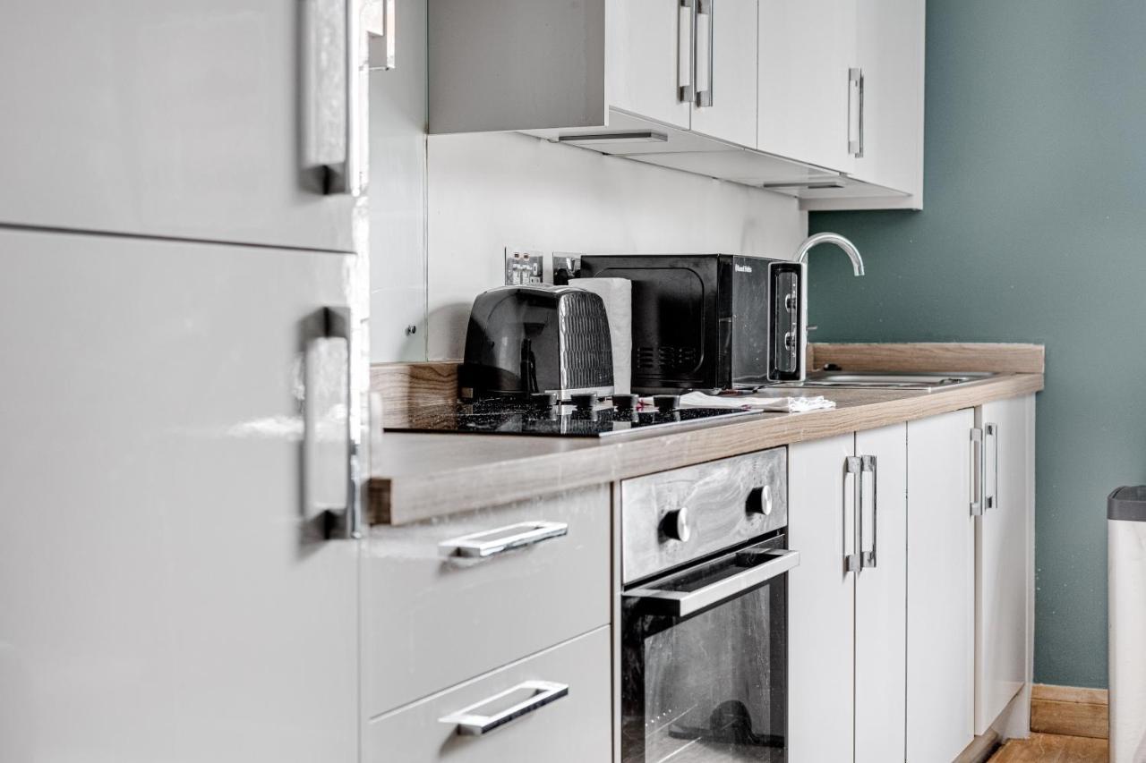 Homely 2 Beds Apt Up To 5 Guests-Wifi By Tent Serviced Apartments Chertsey Dış mekan fotoğraf