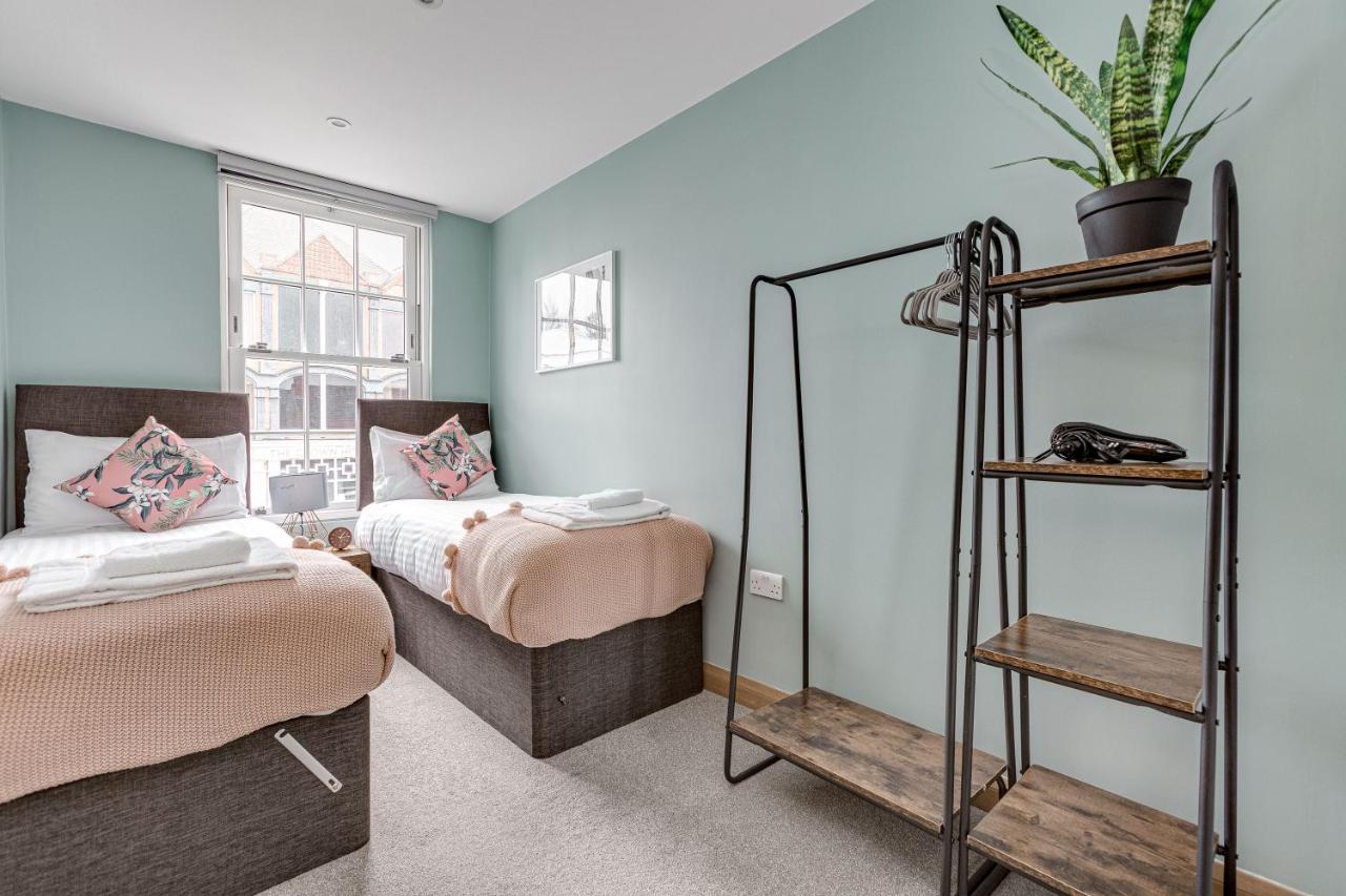 Homely 2 Beds Apt Up To 5 Guests-Wifi By Tent Serviced Apartments Chertsey Dış mekan fotoğraf