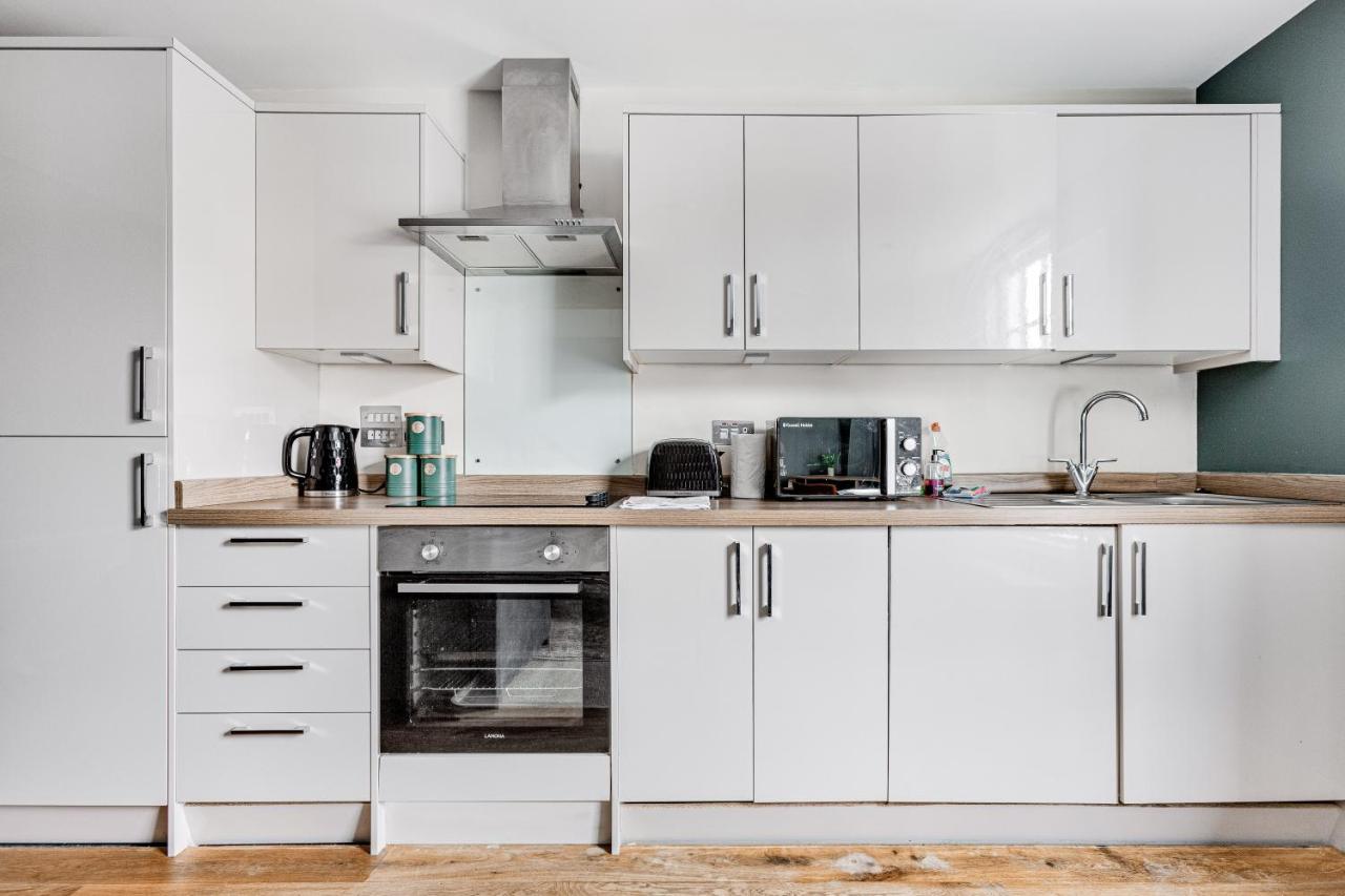 Homely 2 Beds Apt Up To 5 Guests-Wifi By Tent Serviced Apartments Chertsey Dış mekan fotoğraf