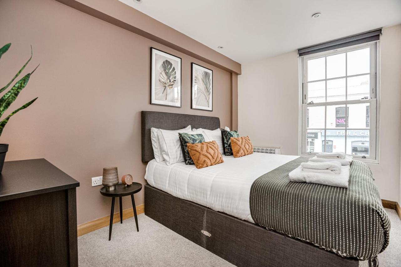 Homely 2 Beds Apt Up To 5 Guests-Wifi By Tent Serviced Apartments Chertsey Dış mekan fotoğraf